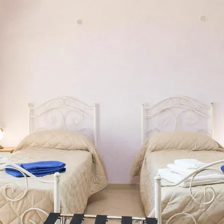 Eleonora Con Piscina Fronte Mare Willa