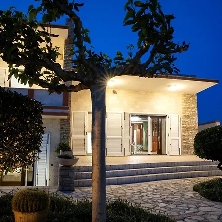 Eleonora Con Piscina Fronte Mare Capilungo