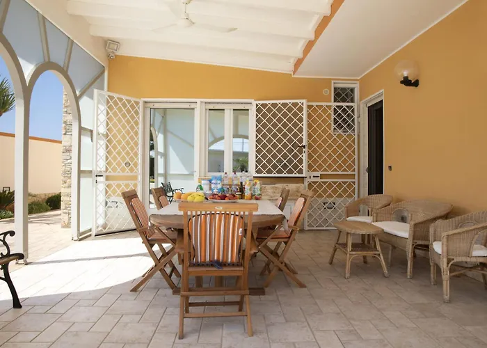 Eleonora Con Piscina Fronte Mare Villa Capilungo