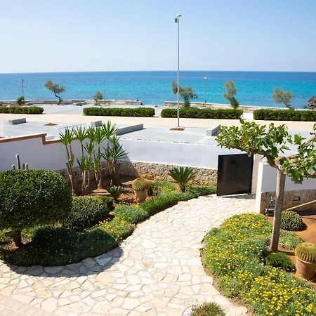 Eleonora Con Piscina Fronte Mare Villa Capilungo